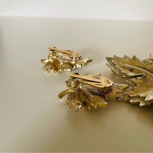 Sarah Coventry Maple Leaf Clip On Earrings and Matching Brooch Silver Tone - Picture 6 of 9